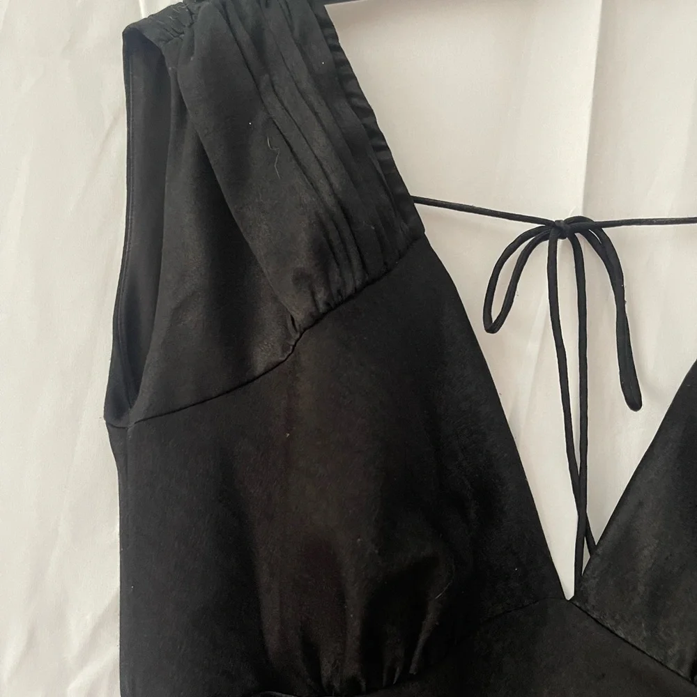 Lovers + Friends Ava Off the Shoulder Black Hammered Satin Fabric midi dress - Picture 5 of 8